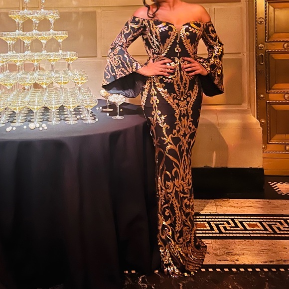 Selling floor length black and gold down/ great for Great Gatsby theme - Picture 1 of 3